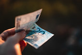 20-euro-halten.jpg?b=1&s=170x170&k=20&c=6rU0J2VleIr_ZhhZJkpaO3ZzDnlbsWxQusugkwcIj9I=