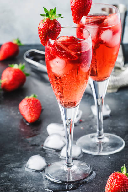 rossini alkoholischer cocktail mit italienischem sekt, erdbeerpüree und eis in champagnergrille, platz für text, selektiver fokus - champagne pink strawberry champaigne stock-fotos und bilder
