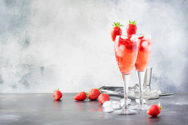 cocktail alcolico rossini con spumante italiano, purea di fragole e ghiaccio in bicchieri di champagne, luogo di testo, messa a fuoco selettiva - champagne pink strawberry champaigne foto e immagini stock