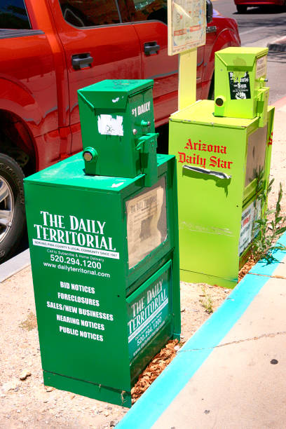 애리조나 매일 별과 투 손 az 시내 보도에 매일 영토 신문 자동 판매기 - newspaper dispenser 뉴스 사진 이미지