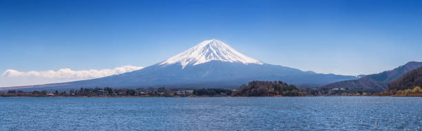 vista panorámica de alta resolución del monte fuji y el lago kwaguchi, fujikawaguchiko, distrito de minamitsuru, prefectura de yamanashi, japón - prefectura de yamanashi fotografías e imágenes de stock