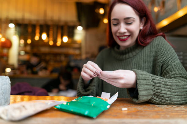 i tuoi polmoni più grandi nemici - cigarette wrapping foto e immagini stock