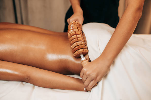 el masaje anticelulítico - health spa women spa treatment massager fotografías e imágenes de stock