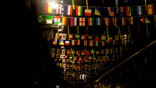 fièvre de football. drapeaux internationaux colorés de différents pays du monde. festif, à la célébration de nombreux endroits - match international photos et images de collection