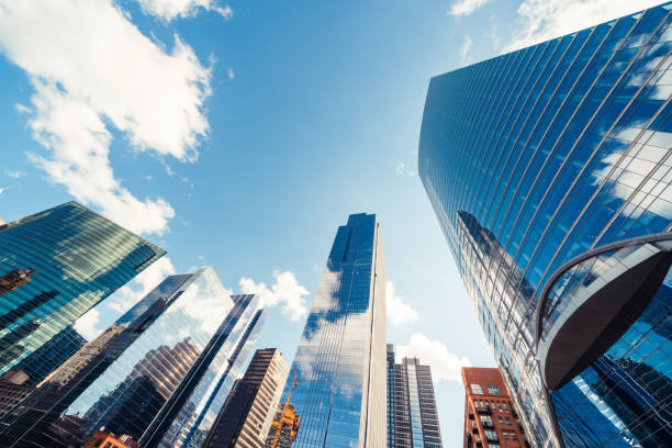 nowoczesne budynki wieżowe lub wieżowce w dzielnicy finansowej z chmurą w słoneczny dzień w chicago, usa. branża budowlana, organizacja przedsiębiorstwa biznesowego lub koncepcja technologii komunikacyjnych - financial district zdjęcia i obrazy z banku zdjęć