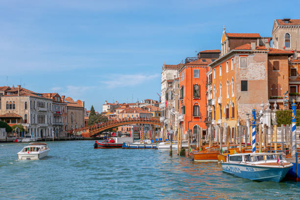 splendida vista vivida sul canal grande a venezia con ponte dell'accademia e barche. - venice italy beautiful accademia bridge grand canal foto e immagini stock