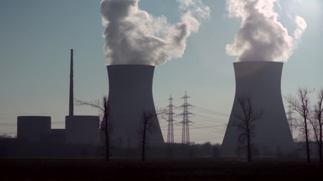 Nuclear power plant with cooling towers