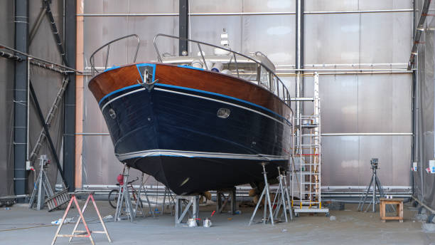 reparação de barcos de madeira em doca seca - nautical vessel wood sailing ship repairing - fotografias e filmes do acervo