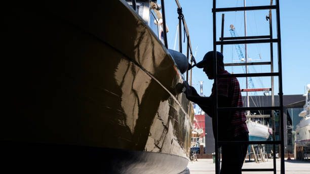 manutenzione yacht di lusso al porto turistico - nautical vessel wood sailing ship repairing foto e immagini stock