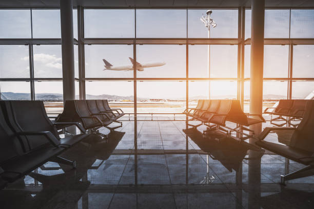 luchthaven wachtkamer, vliegend vliegtuig - airport stockfoto's en -beelden