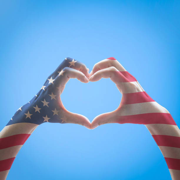 modello di bandiera degli stati uniti d'america persone mani a forma di cuore - fourth of july honor freedom square foto e immagini stock