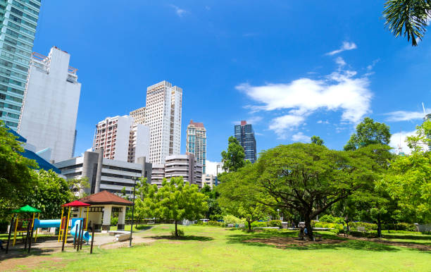 parque verde en el centro de makati, filipinas - manila philippines makati city fotografías e imágenes de stock