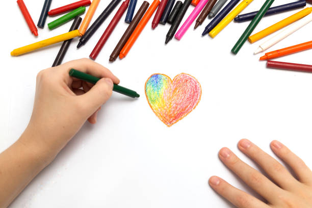 dibujo a mano con crayones de colores pasteles - pencil colors heart shape paper fotografías e imágenes de stock