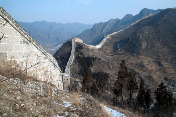 panorama da grande parede que cruza o vale e a escala de montanha - huanghuacheng - fotografias e filmes do acervo