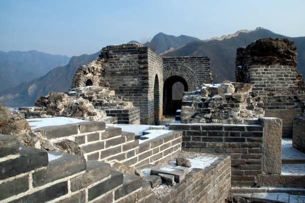 vista da torre e das paredes desreparadas na grande parede - huanghuacheng - fotografias e filmes do acervo