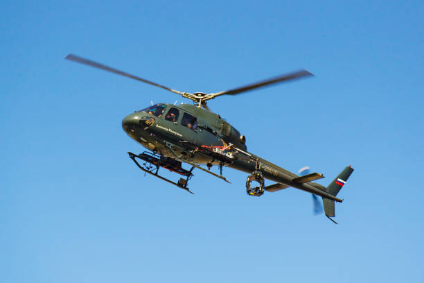 hubschrauber eurocopter as 355n twinstar rf-29010 des innenministeriums mit geräten für luftfilme auf der externen federung fliegen über moskau historischen zentrum - ministry of the interior stock-fotos und bilder