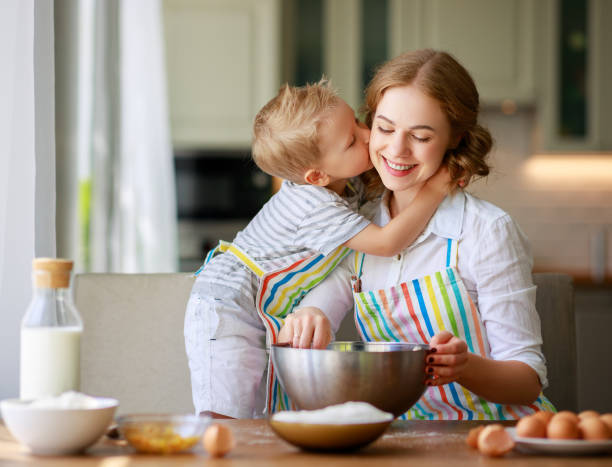 familia feliz madre e hijo hornear amasando masa en la cocina - 11207 fotografías e imágenes de stock