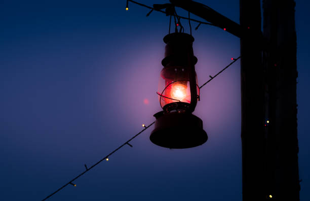 太陽のヴィンテージオイルランプが落ちるでしょう。今晩。日没後の光 - oil lantern ストックフォトと画像