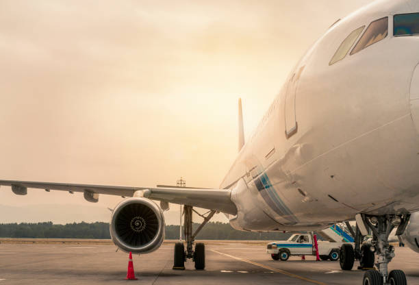 vista frontal del avión aterrizado - landed airplane travel commercial airplane fotografías e imágenes de stock