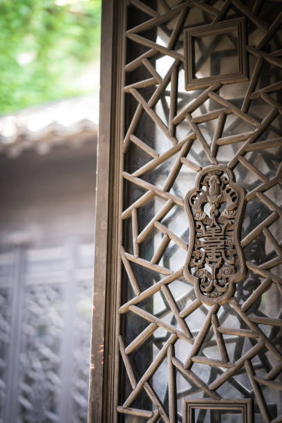 traditionelles holzfenster in wuzhen - shanghai temple door china stock-fotos und bilder