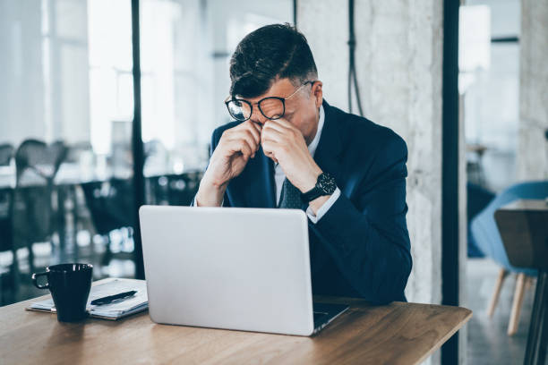 hombre de negocios cansado - frotarse los ojos fotografías e imágenes de stock