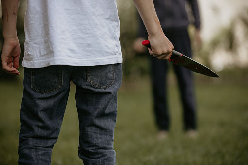 Adolescente con cuchillo, preparado para un crimen photo