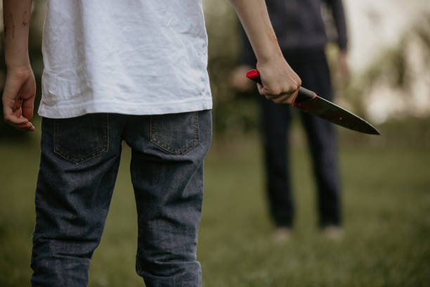 adolescente con cuchillo, preparado para un crimen - cuchillo fotografías e imágenes de stock