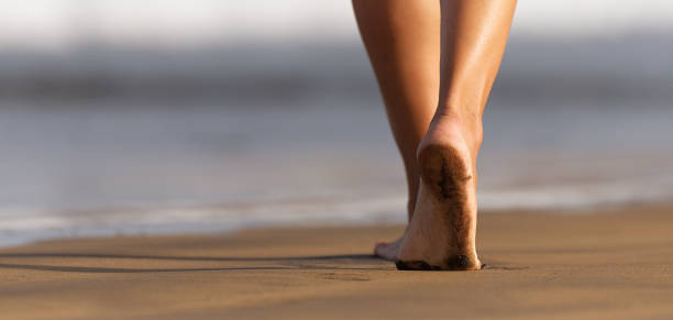 pernas e pés da mulher que andam na areia da praia - waxing human leg women naked - fotografias e filmes do acervo