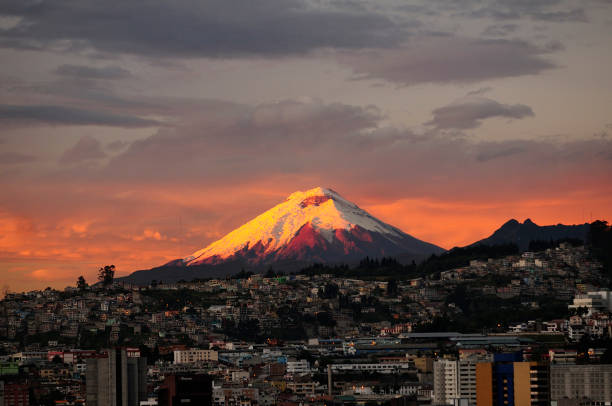 alba nella città di quito con vulcano cotopaxi sullo sfondo. - quíto foto e immagini stock