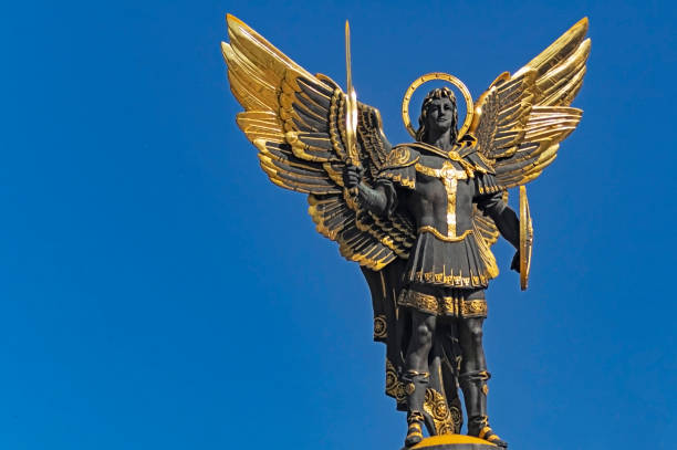 het standbeeld aartsengel michael oekraïne kiev. - aartsengel stockfoto's en -beelden