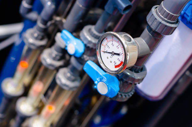 zbliżenie systemu ogrzewania domu z wieloma rurami stalowymi, manometrami i metalowymi rurami. - gauge metal meter heat zdjęcia i obrazy z banku zdjęć