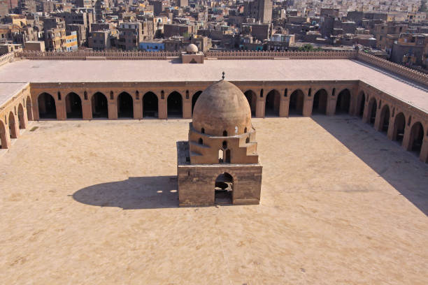 cortile ibn tulun - courtyard arch arabic style cairo foto e immagini stock