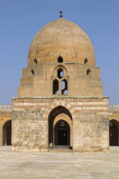 ibn tulun cairo - courtyard arch arabic style cairo - fotografias e filmes do acervo