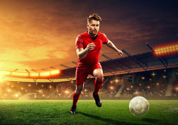 calciatore in azione sullo stadio di calcio professionistico. - kick off soccer player soccer kicking foto e immagini stock