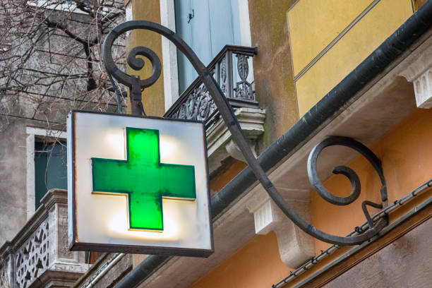 istock Old pharmacy sign in Venice, Italy 1153216100