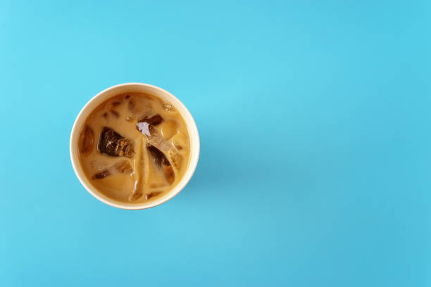 vista superior do café de gelo no copo de bambu - milk shake coffee latté cold - fotografias e filmes do acervo
