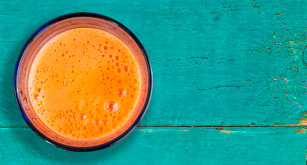 suco de cenoura-bebida saudável colorida no vidro. vista de cima. - carrot juice - fotografias e filmes do acervo