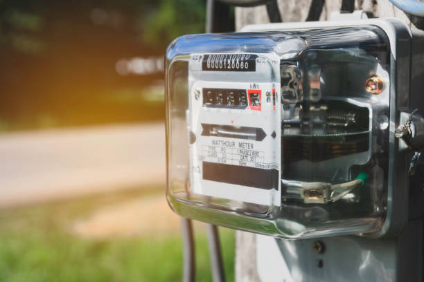 medidor da eletricidade para a casa com fundo do céu. - instrument of measurement meter voltmeter electric meter - fotografias e filmes do acervo