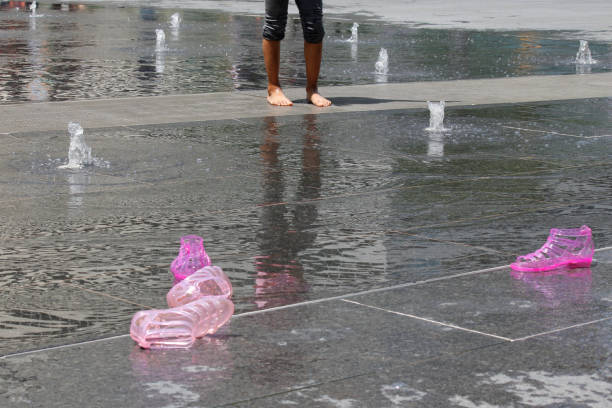 divertimento a piedi nudi al dilworth park, philadelphia - jelly shoe foto e immagini stock