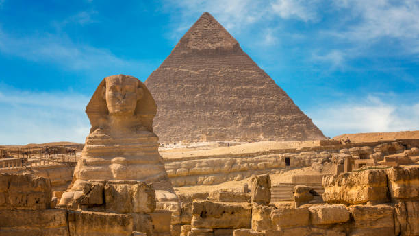 piramidy w gizie i sfinks w kairze, egipt - giza pyramids sphinx pyramid shape pyramid zdjęcia i obrazy z banku zdjęć