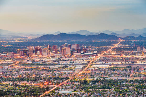 phoenix, arizona, arquitectura da cidade do centro dos eua no crepúsculo - phoenix downtown district skyline city - fotografias e filmes do acervo