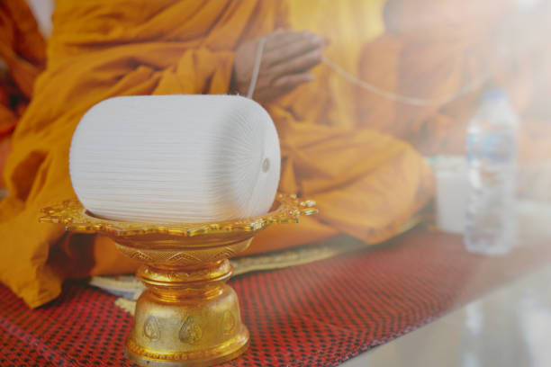 mnich modli się ze świętą nicią w buddystów pomyślny ceremonii. - cleric traditional culture spirituality religion zdjęcia i obrazy z banku zdjęć