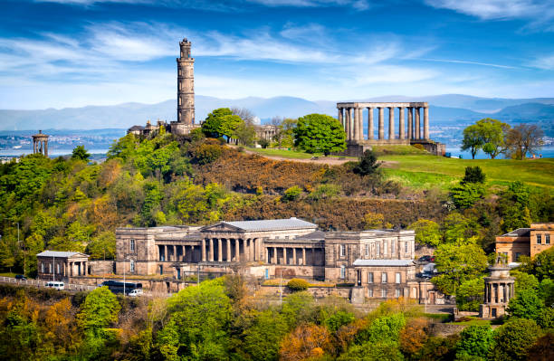 veduta aerea di calton hill, edimburgo, scozia, regno unito - carlton hill foto e immagini stock