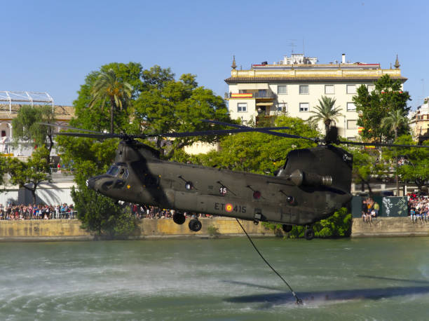 ch47 chinook wydobywa eskadrę operacji specjalnych. - chinook wind zdjęcia i obrazy z banku zdjęć