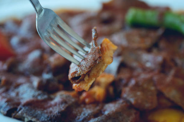 kebab turco tradicional do iskender em uma superfície de madeira no restaurante - carne vermelha - fotografias e filmes do acervo