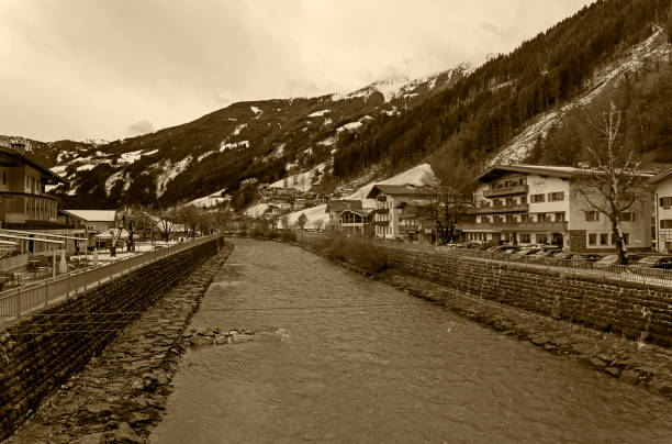 rivière ziller traversant la station de ski de zell am ziller, tyrol, autriche. - ziller photos et images de collection