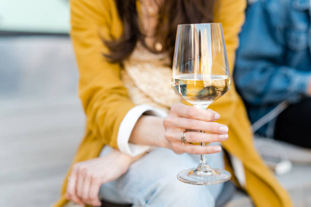 도시에서 화이트 와인을 마시는 - wine glass white wine wineglass 뉴스 사진 이미지