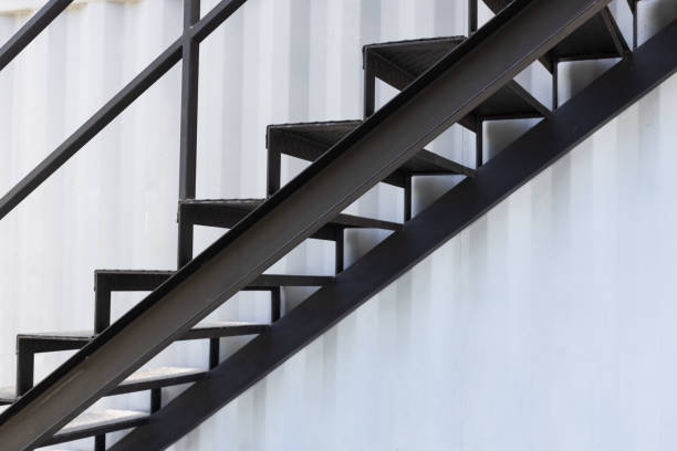 escalera metálica exterior o escalera de salida de incendio con fondo de pared corrugada de la hoja. - escaleras de aluminio fotografías e imágenes de stock