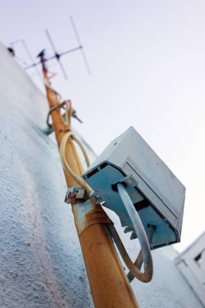 old antenna with analog-to-digital converter - television aerial roof antenna city imagens e fotografias de stock