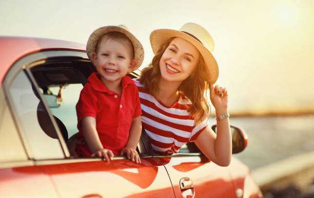 счастливая семья мать и ребенок мальчик отправляется в летнюю поездку в автомобиле - 11242 стоковые фото и изображения